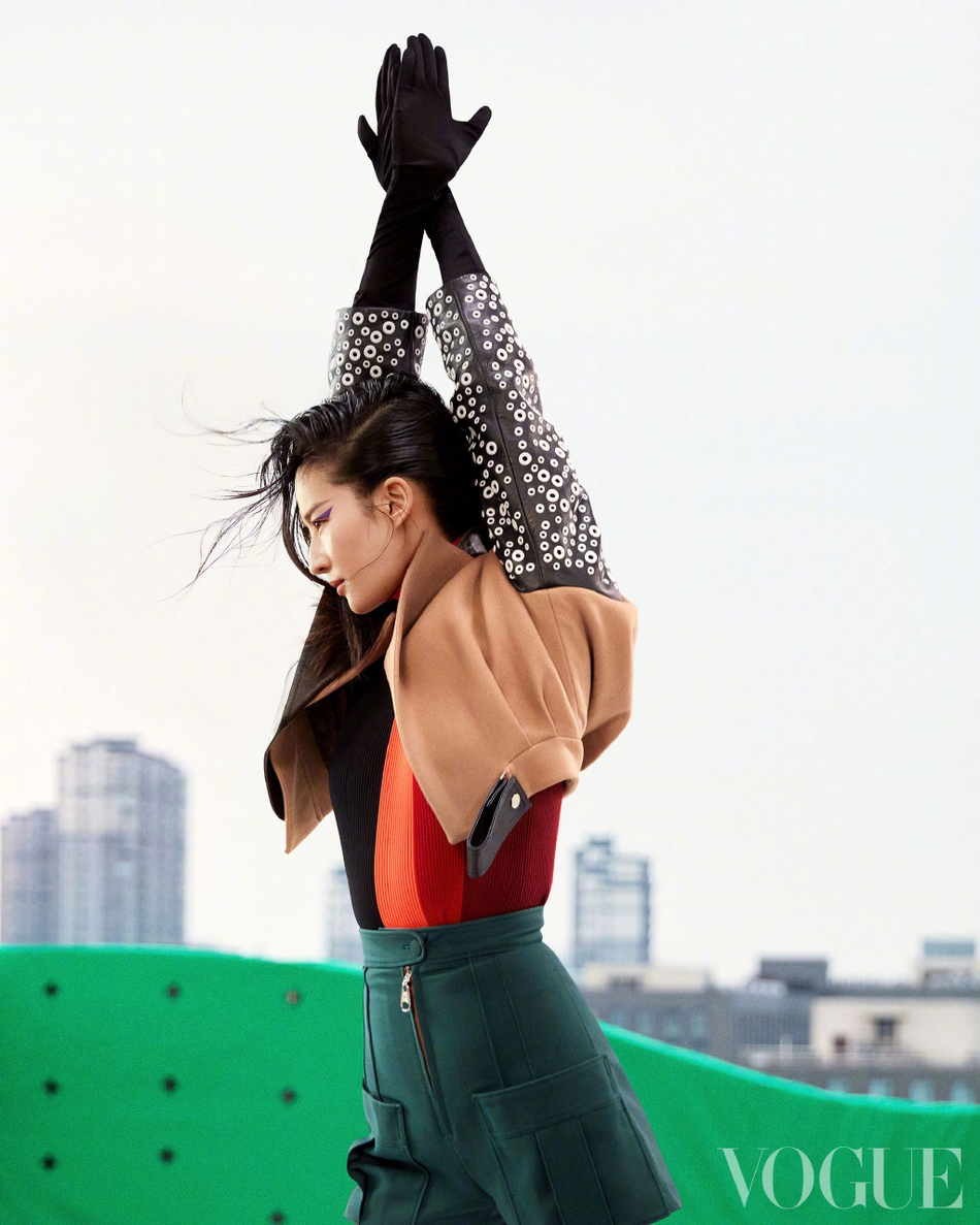 刘亦菲再登vogue封面 化紫色猫眼妆演绎酷飒运动风
