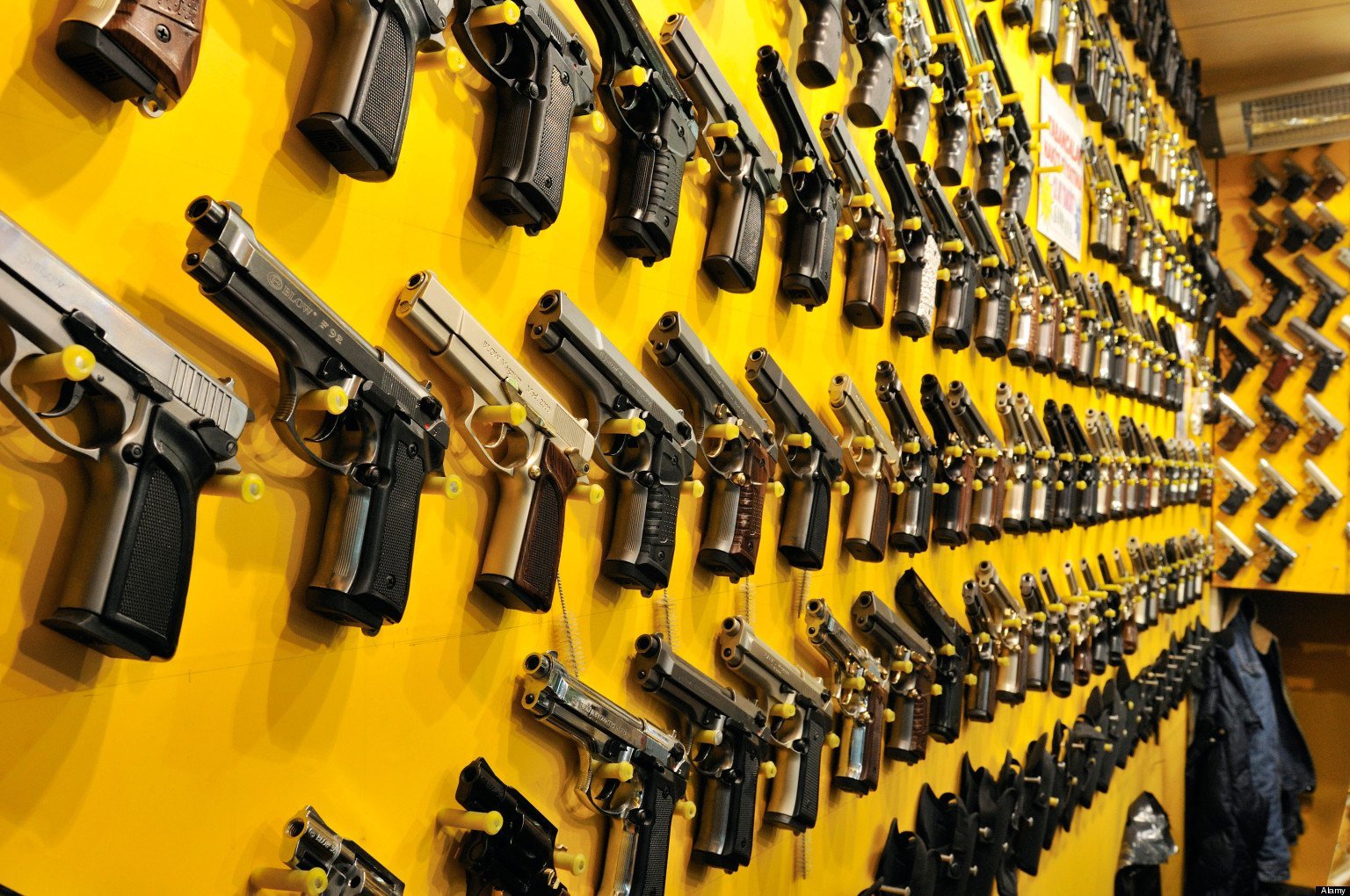 探秘枪文化盛行的美国枪械店:比军队用的都全