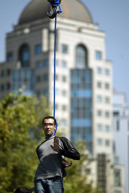 实拍:伊朗公开执行绞刑 现场多妇女儿童