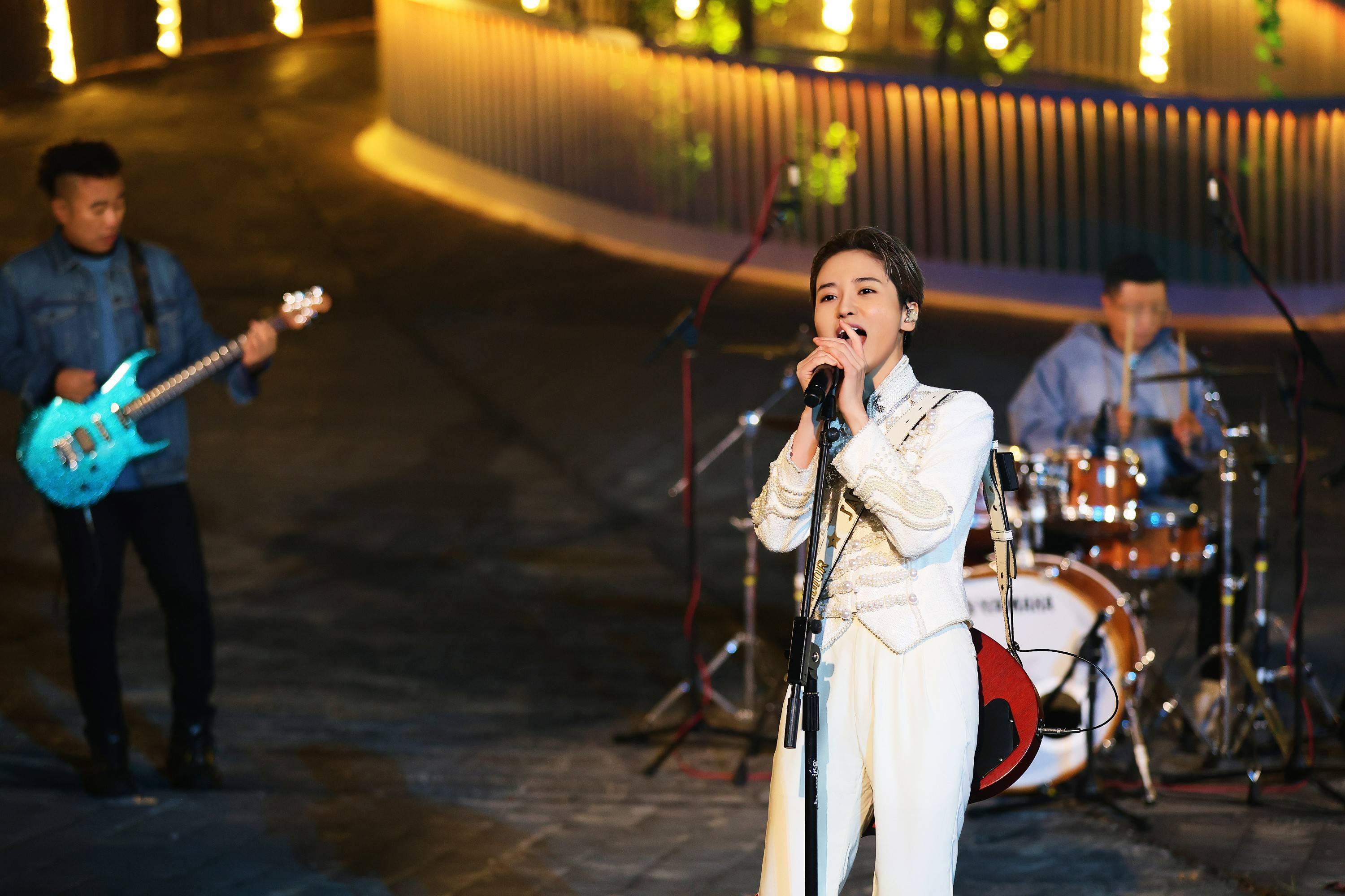 蒋一侨亮相央视2023重阳特别节目 摇滚演绎《远走高飞》获观众称赞 - 360娱乐,你开心就好