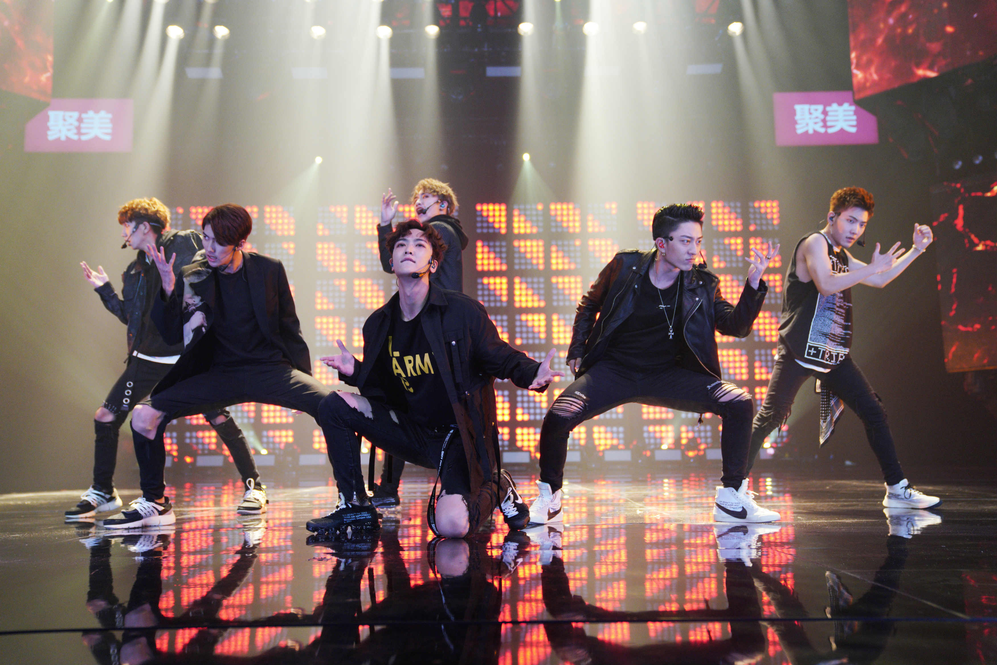 t.o男团正式"上班"火力全开 劲爆唱跳炸裂舞台