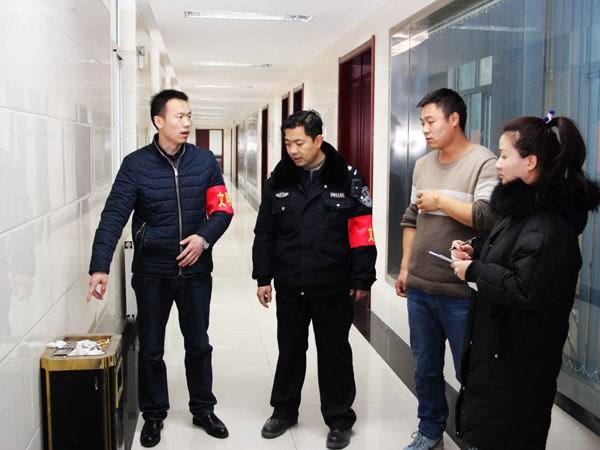 图为2月6日,该矿文明纠察组成员在检查基层区队文明卫生责任区.