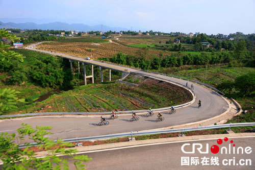 华蓥市民在平坦的乡村公路上骑行.