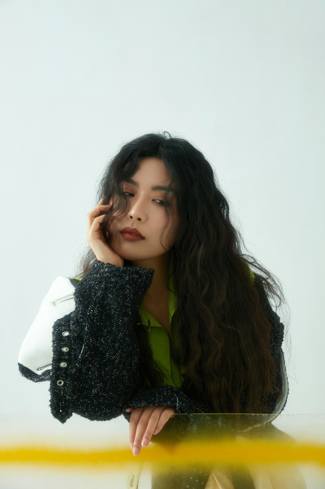 电影中,村田昭下坠,秦风被捕的画面搭配由胡小鸥作曲,萨吉作词并演唱