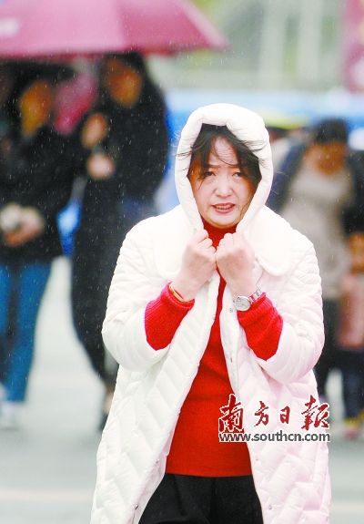 2月8日下午,广州下起来小雨,一位市民穿着羽绒服还直打哆嗦
