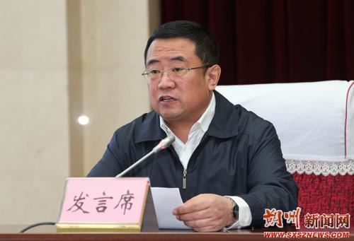 市环保局局长张玉春表态发言