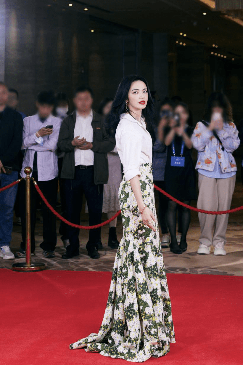 近期姚晨监制电影《脐带》上映,同时忙碌于各个活动以及影视行程的她