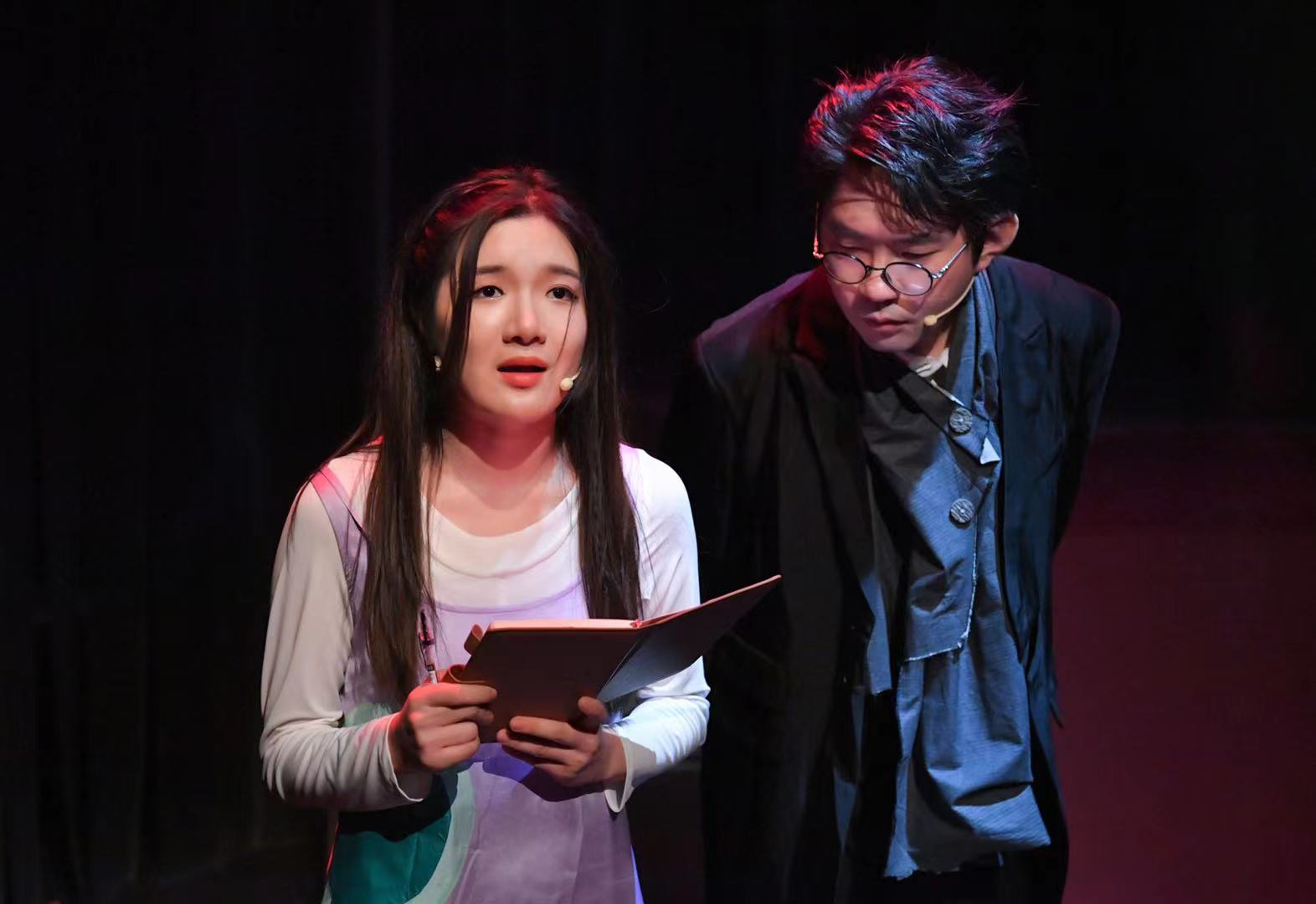 颜怡颜悦跨界首秀舞台剧女女胞胎乌镇首演