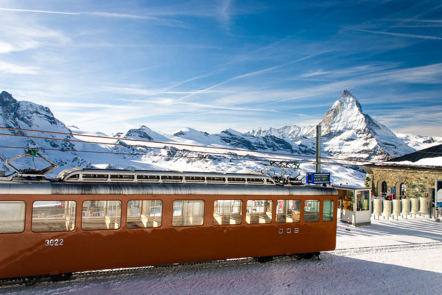 黄金列车穿梭于阿尔卑斯山精华区,途中会经过6处湖泊,3座高峰