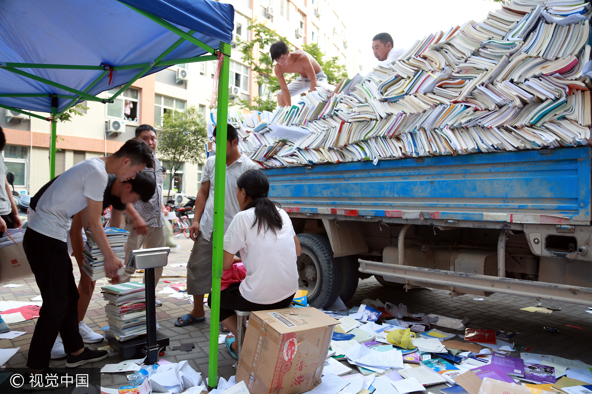 高校毕业生卖书 800元教材按斤卖不足10元