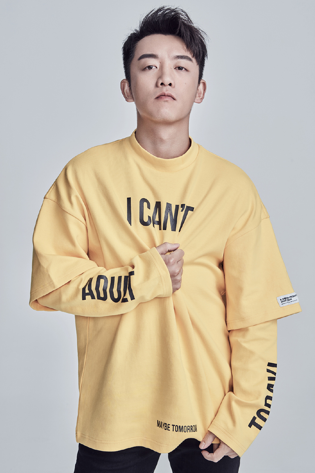 郑恺化身冬日潮男 酷帅不羁chic感十足