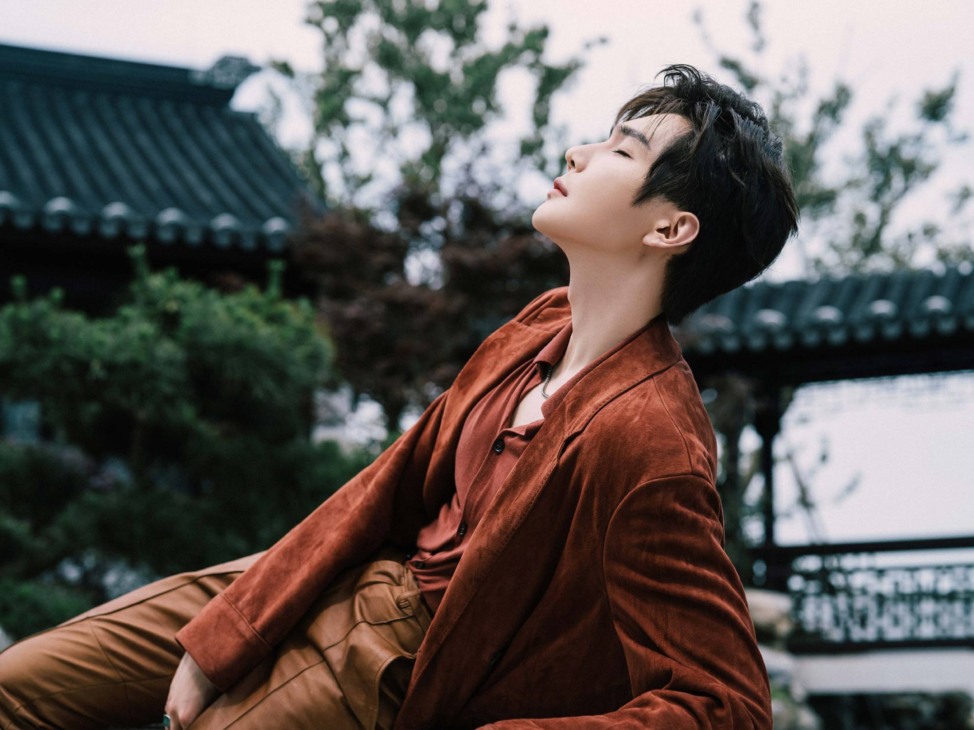 彦希出席男人风尚leon东方绅士之夜红衣似枫唤醒感性意识认知的魅力美