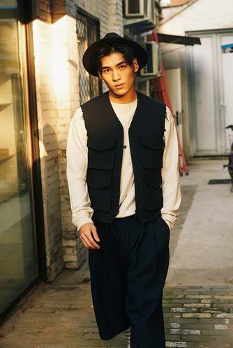 文渊最新街拍曝光 酷男潮人随心切换