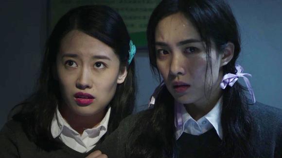 禁地之恐怖医院:护士帮女孩,处理手上的伤口,女孩问她是不是鬼