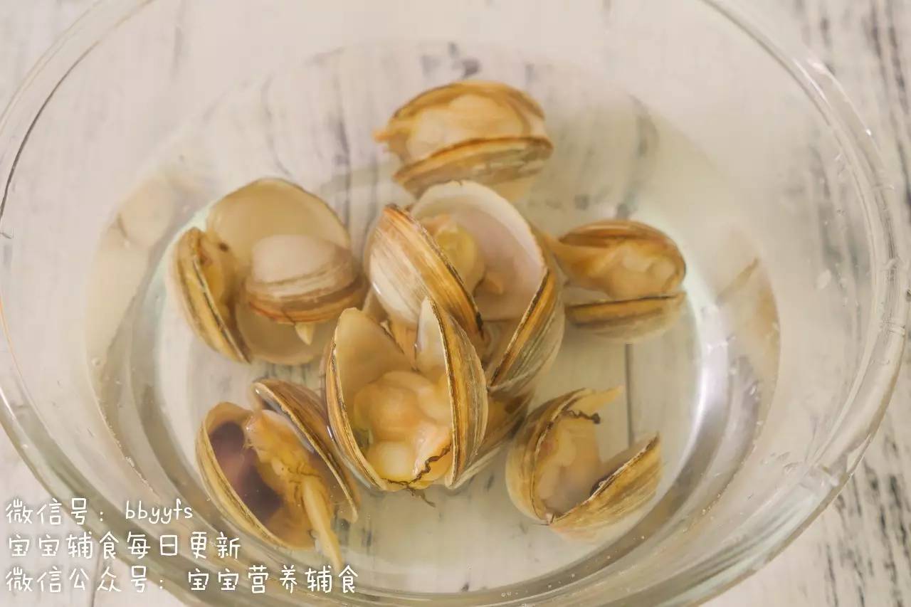 5,煮熟的蚬子再白开水清洗一下.