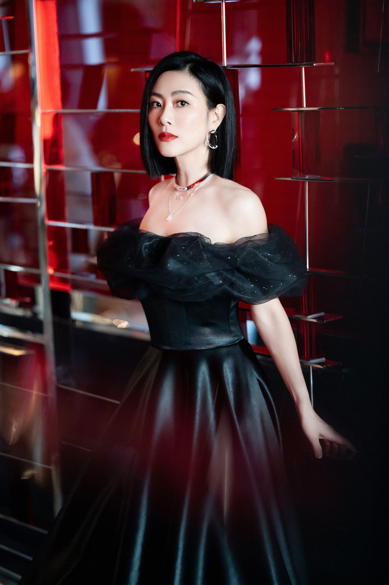 李慧珍出席搜狐时尚盛典反差色礼服彰显优雅气韵