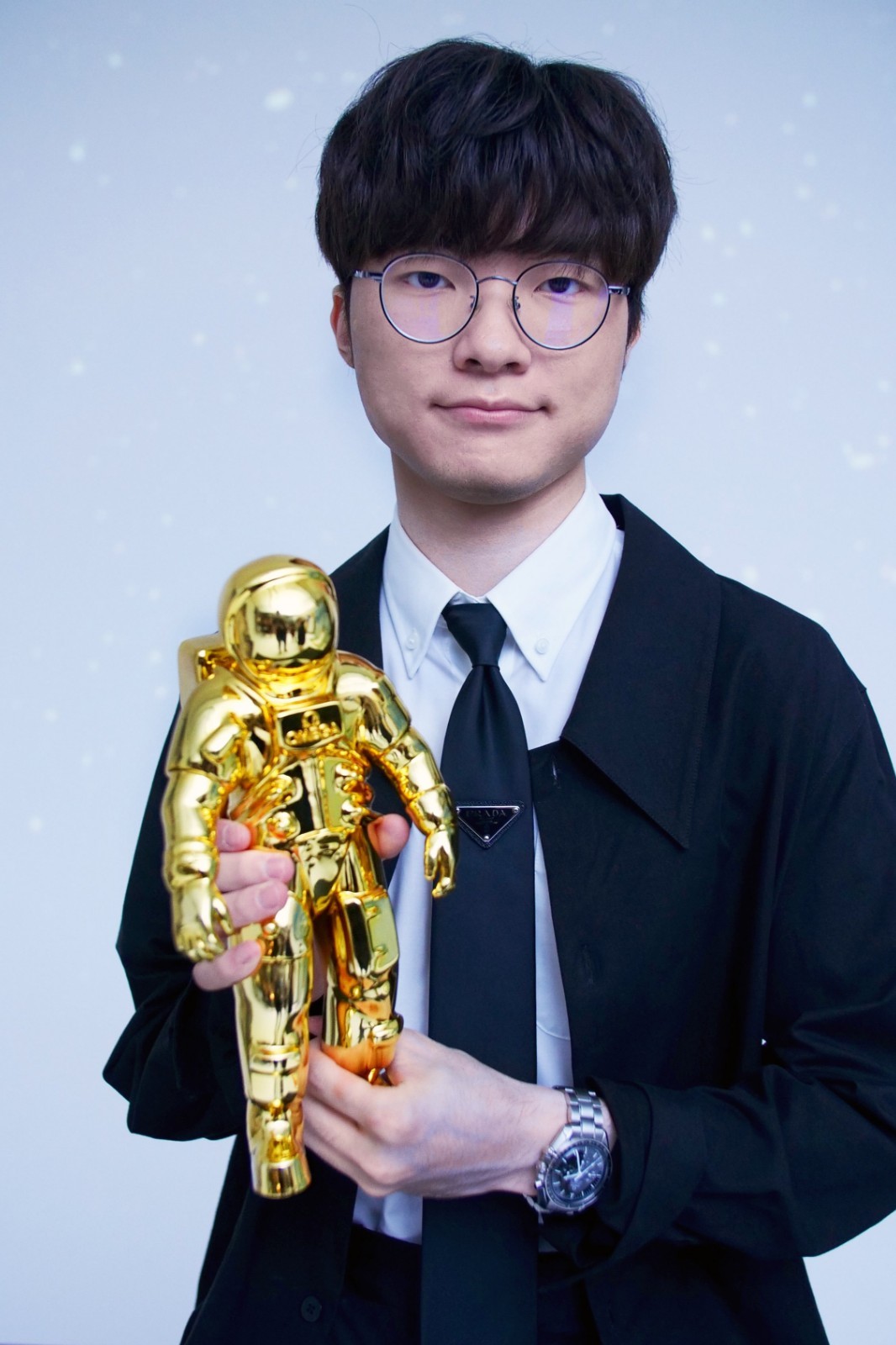 西装李相赫!t1官推放出faker为杂志拍摄花絮