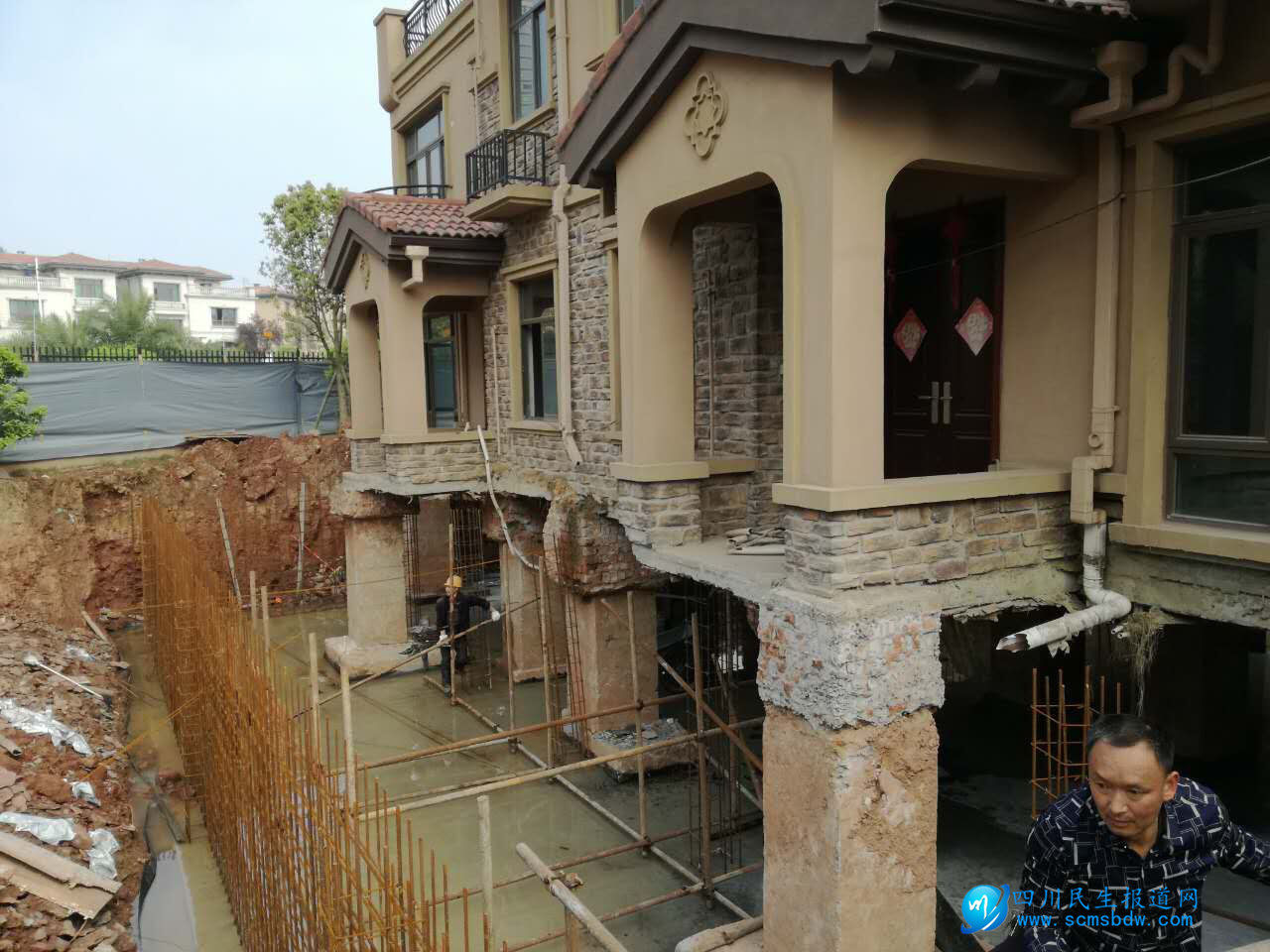 南充市嘉陵区城管局依法拆除两栋违建别墅