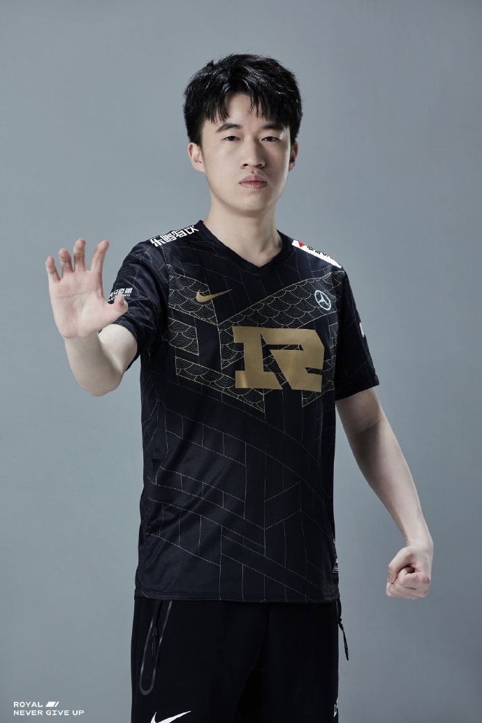 看图说话环节第二弹 rng分享夏季赛定妆照