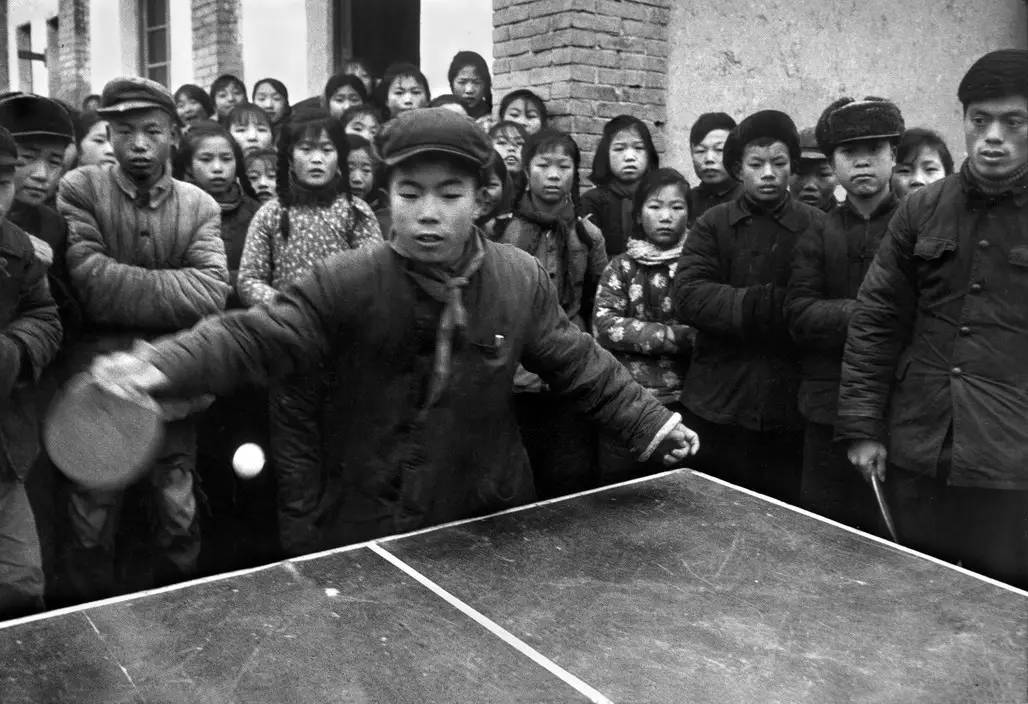 1964年,学生在课间休息时间打乒乓球.图片/rene burri