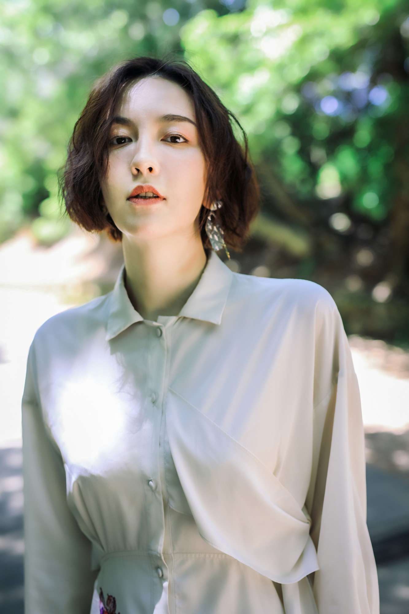 暑期黑马吕佳容写真新鲜出炉 白衣长裙妩媚优雅