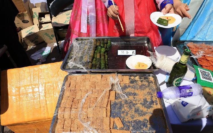 一名身穿朝鮮傳統服裝的朝鮮女留學生拿著手機.