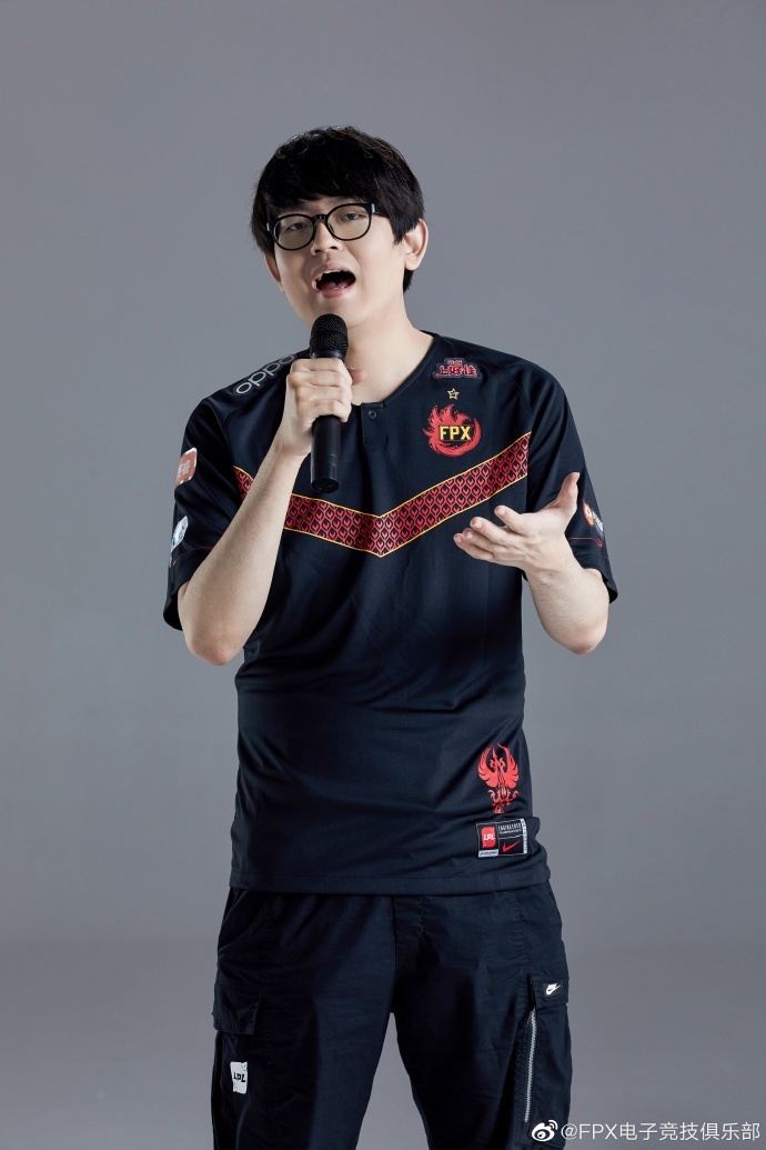 fpx帅气定妆照第二弹:金贡化身歌神 doinb带宠物出镜