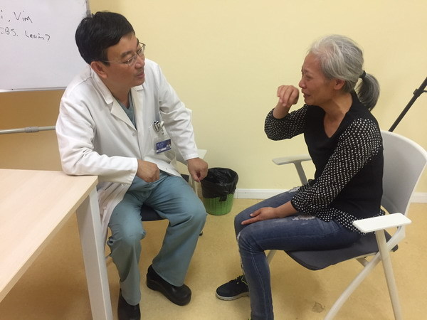 孙元桃哭着和医生交流儿子病情.