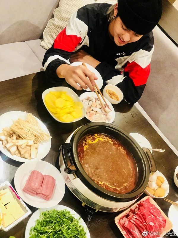 华晨宇李诞相逢一笑泯恩仇?果然没有什么是一顿火锅解决不了的!