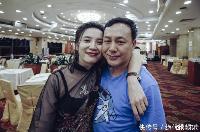 小宋佳"左拥右抱"两男子吞云吐雾,头发油腻眼神迷离举止很社会