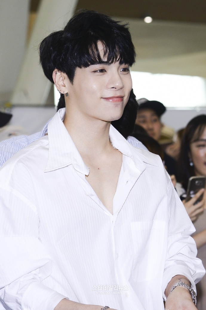 [shinee][新闻]170619 温流钟铉现身金浦机场前往济州岛 白衣小哥好