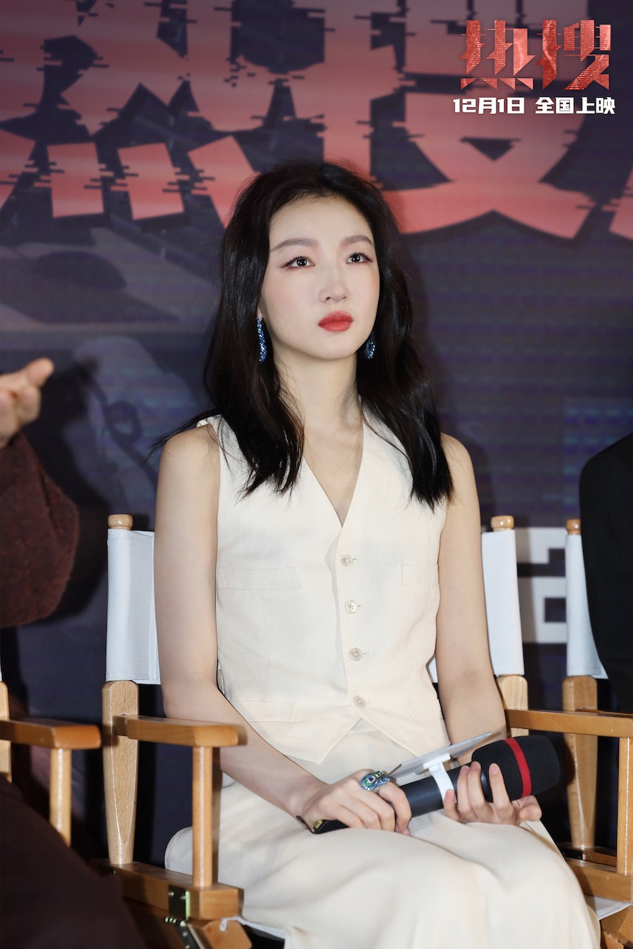 电影热搜首映获赞年度话题电影忻钰坤犀利刻画网络舆论场