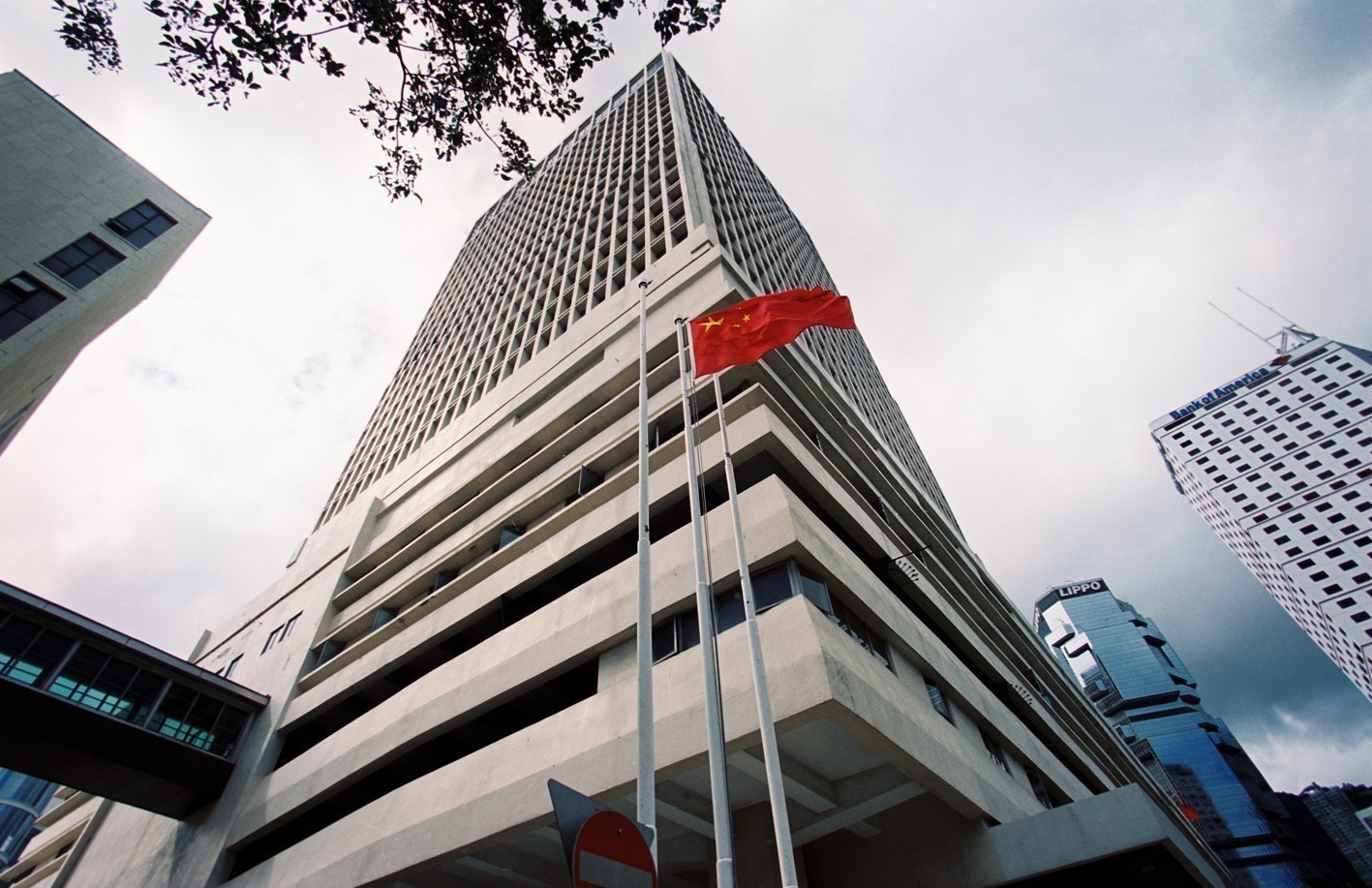 1997年7月1日,五星红旗在驻港三军司令部营区高高飘扬.